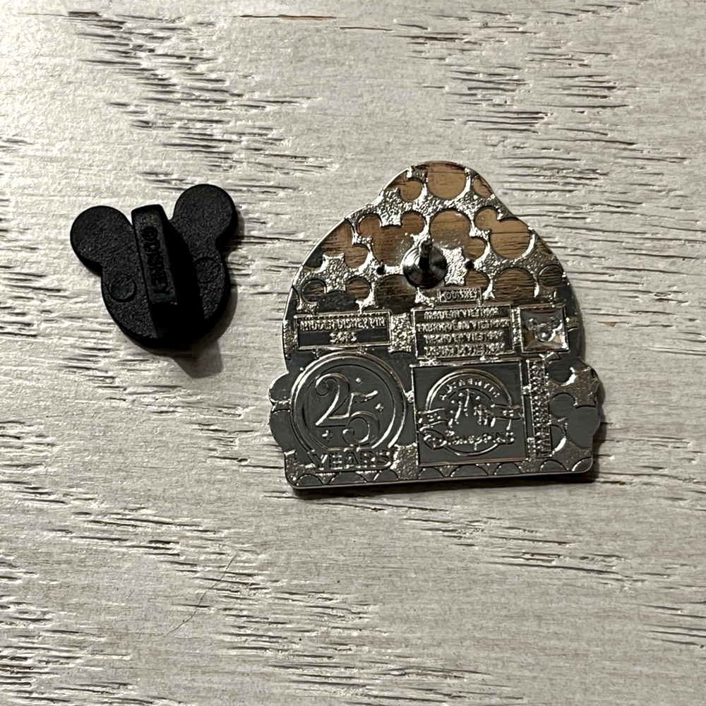 Disneyland 2025 Hidden Mickey Mystery Pack - Snow White 25 Years Pin - Picture 2 of 4